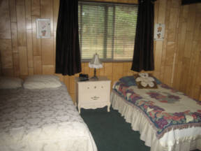 Redbear cabin in big bear master bedroom
